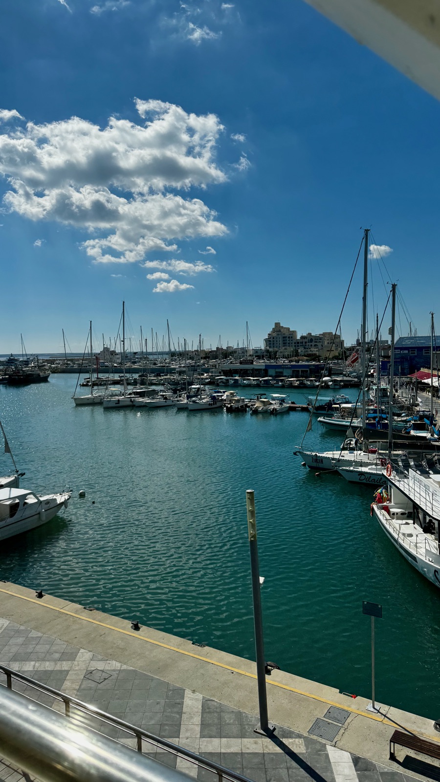 Η λεκάνη του παλιού λιμανιού της Λεμεσού με τα ιστιοφόρα Dilaila και Zircon δεμένα στην προκυμαία, τα κατάρτια καθρεφτισμένα σε ήρεμο πράσινο νερό