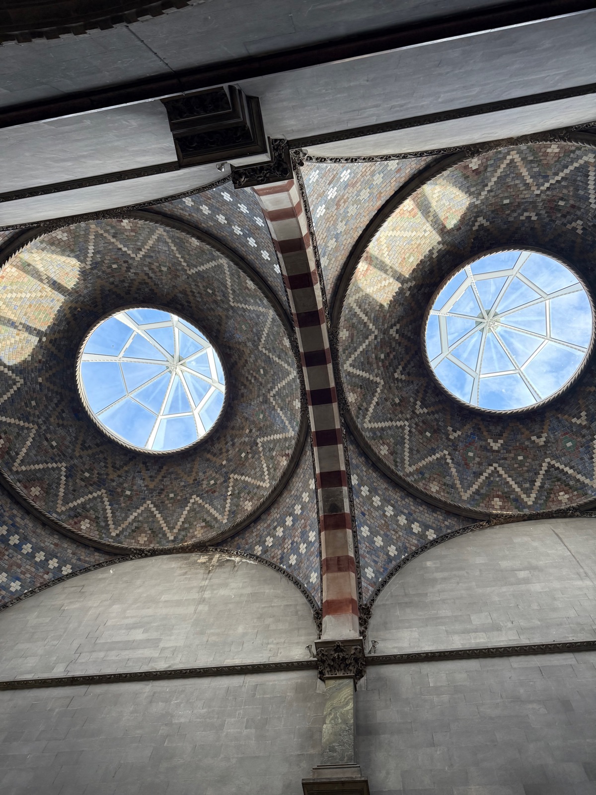 Λεπτομέρεια του ψηφιδωτού τρούλου στο Museum Building, μοτίβα ζιγκ ζαγκ γύρω από στρογγυλό τζαμωτό φεγγίτη