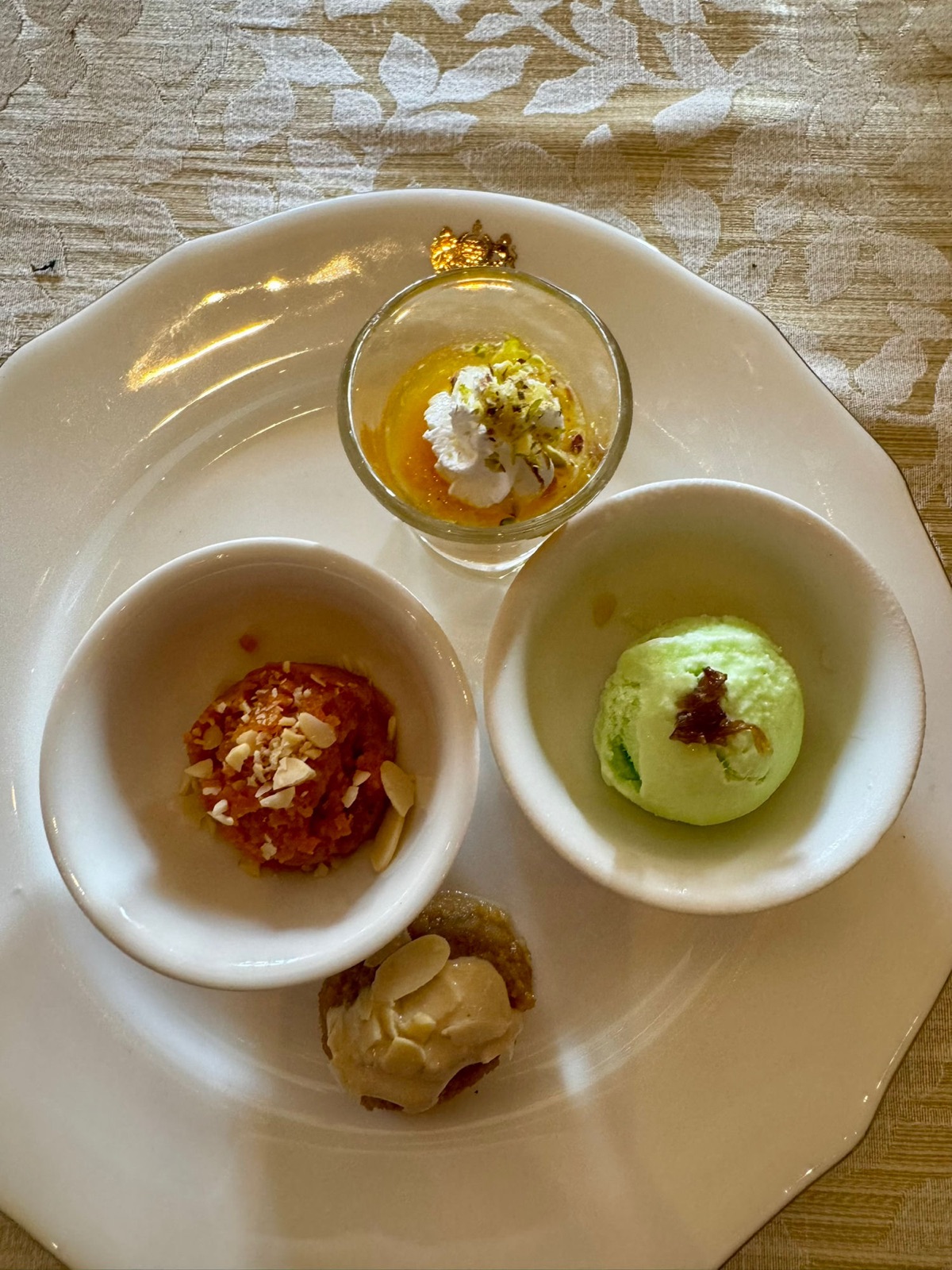 Ινδικό γλυκό degustation με gajar halwa, χλωμό πράσινο παγωτό και ένα σφηνάκι kulfi με κρόκο κρόκου από πάνω