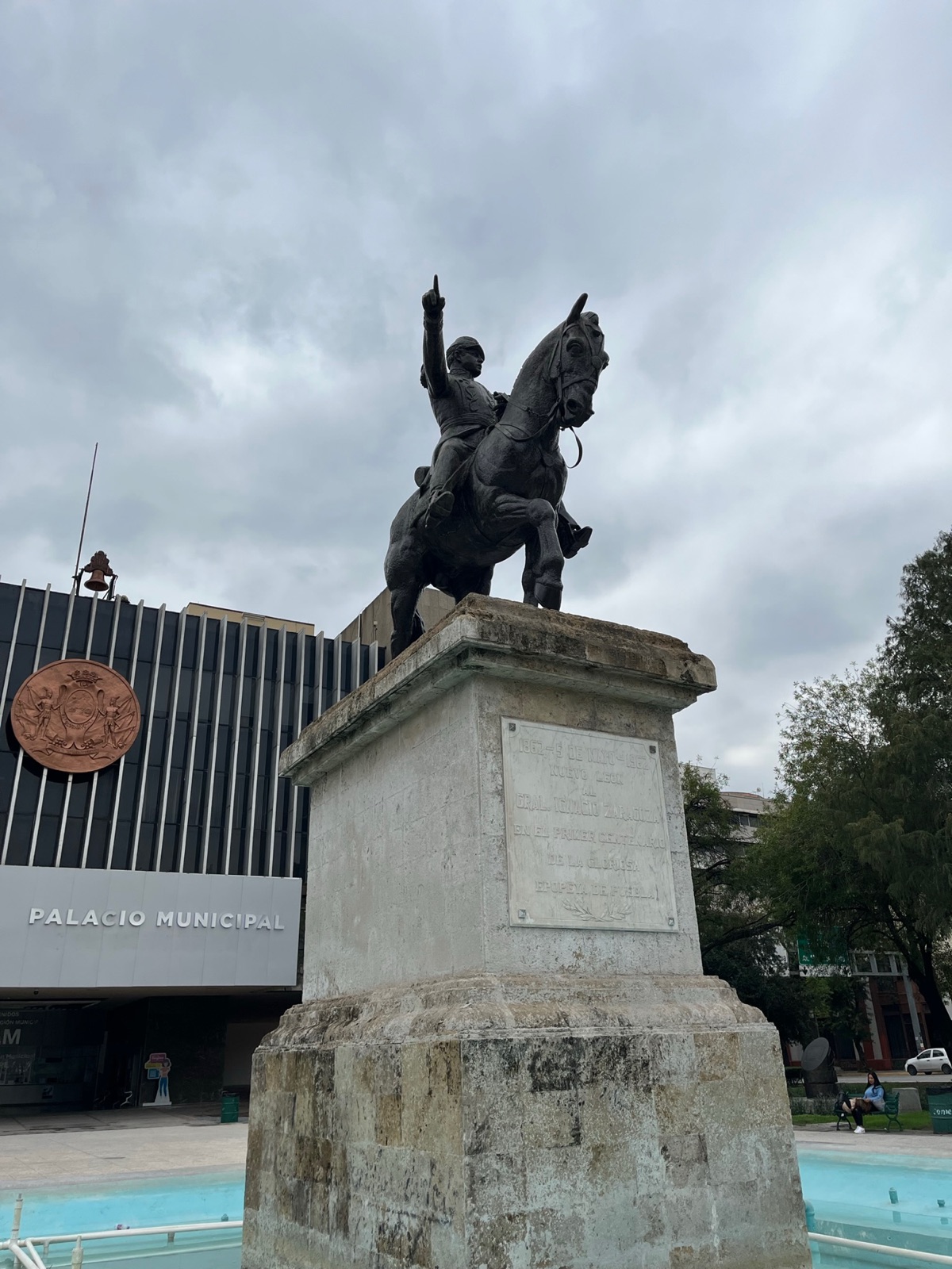 Το μπρούντζινο έφιππο άγαλμα του στρατηγού Ignacio Zaragoza πάνω σε λευκό βάθρο μπροστά από το Palacio Municipal